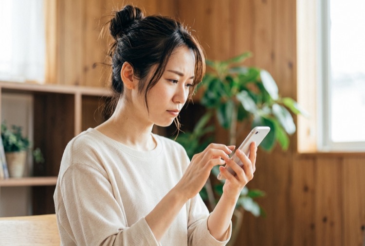 食事の前にスマホを見る人の写真